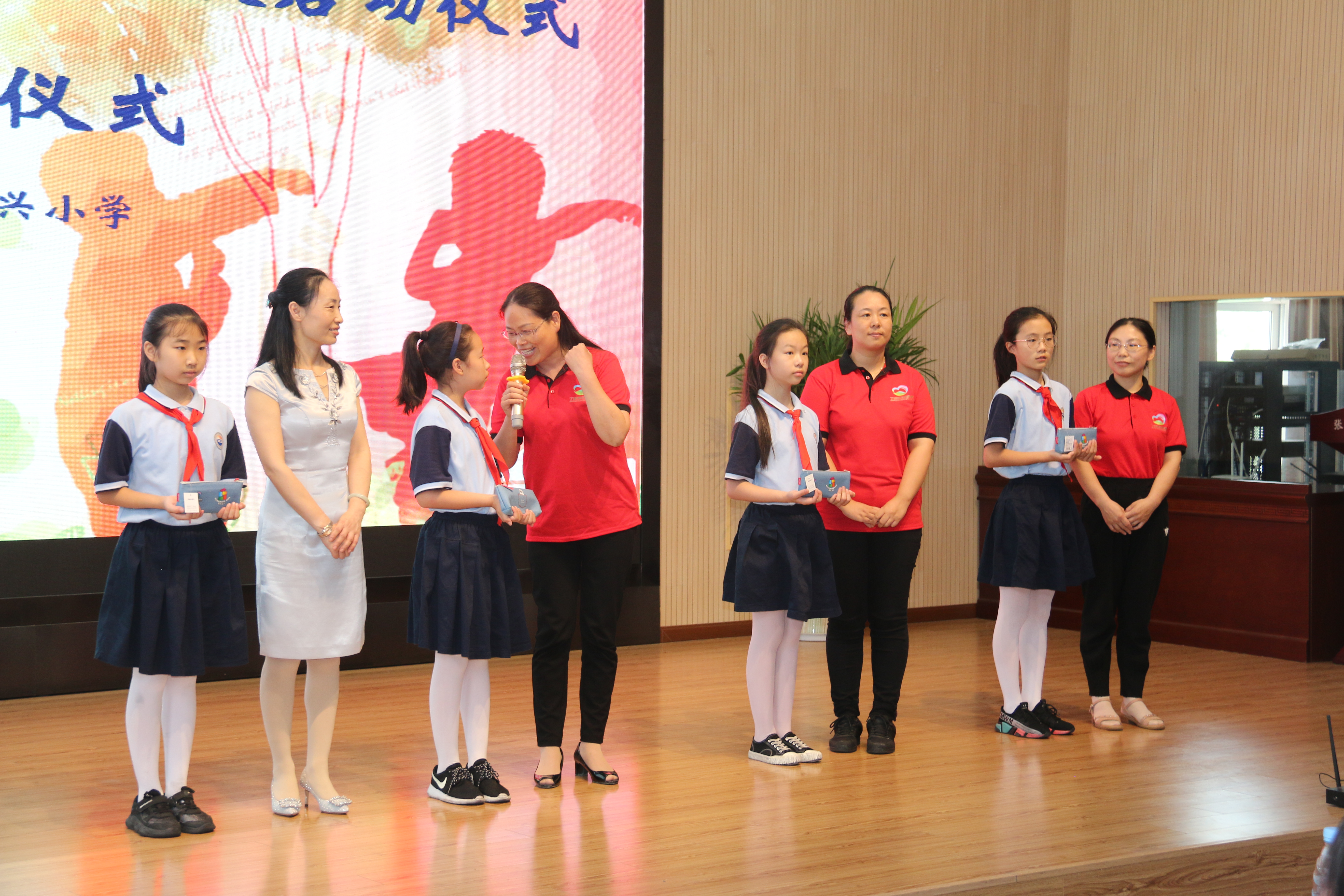 46.“丁老师心灵氧吧”工作室成员向学生发放阳光盒子并寄语